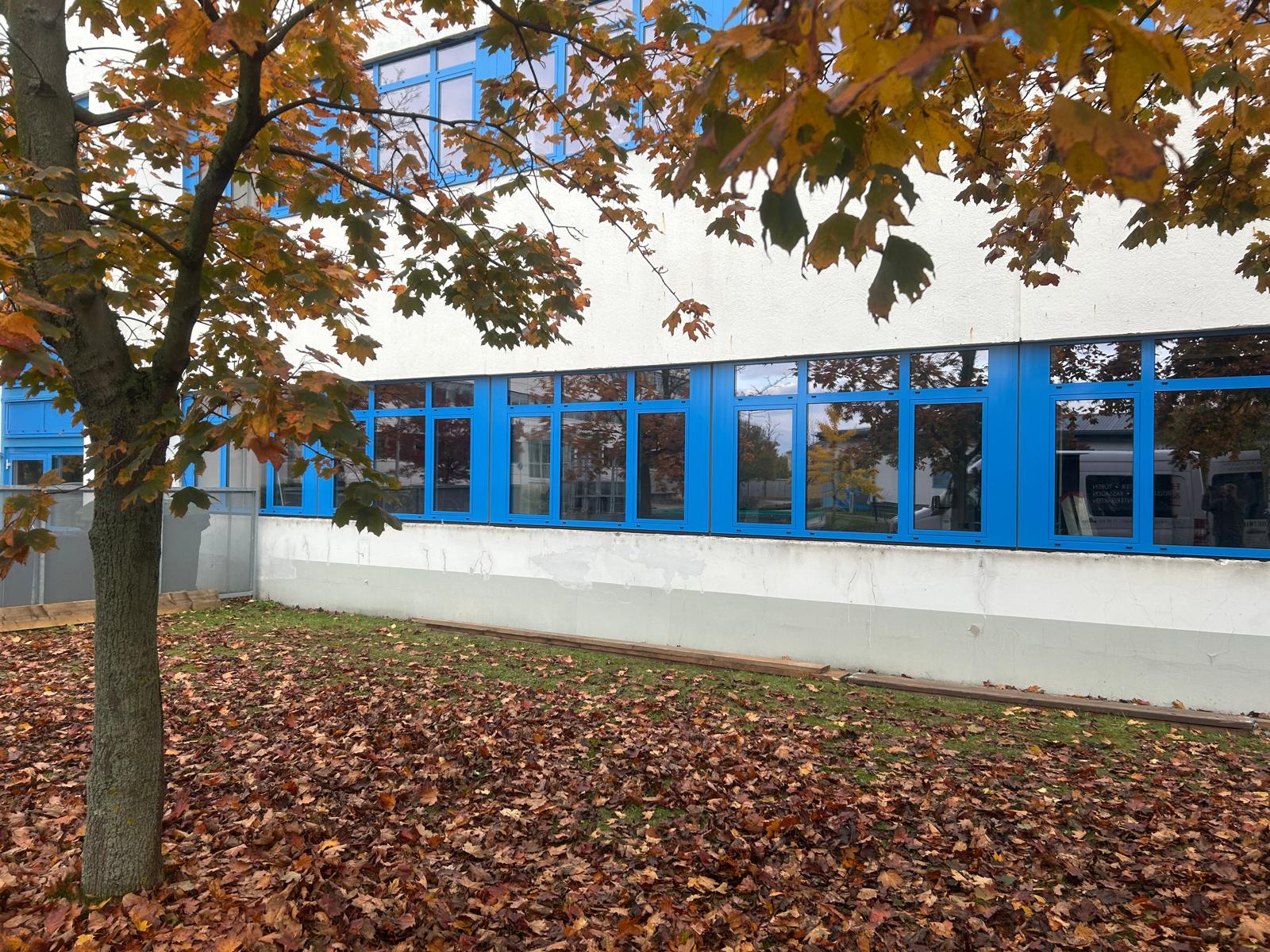 Fassadenverglasung mit blauen Aluminiumfenstern