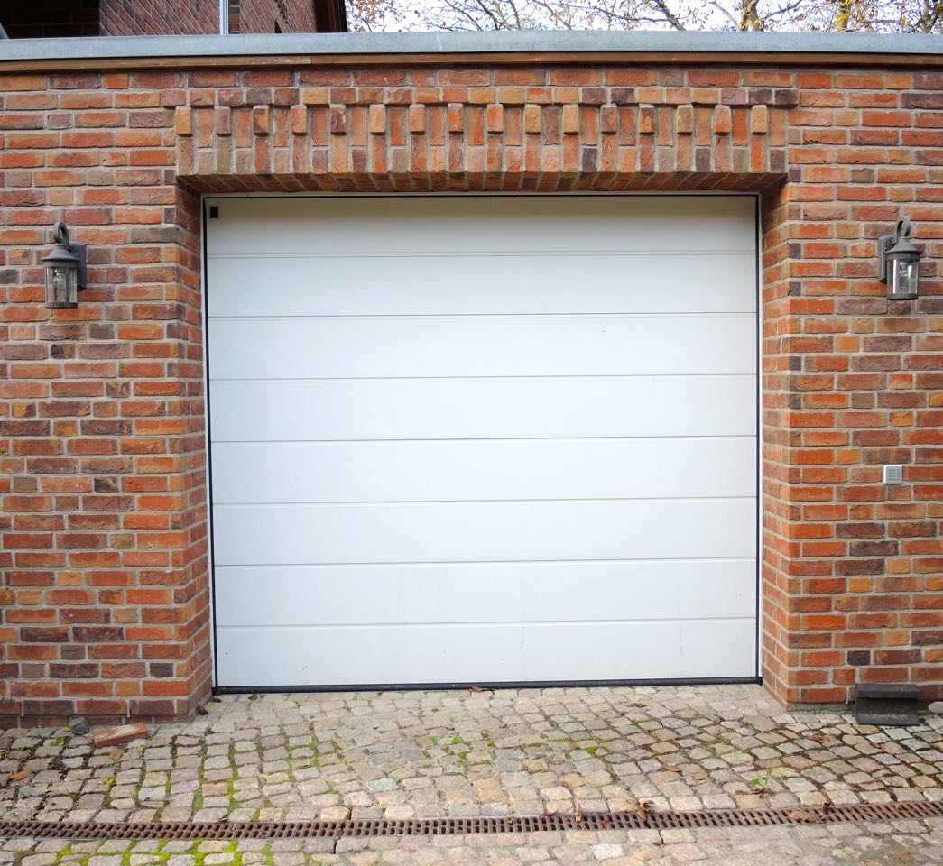 Einbau Garagentor in Berlin | Hartmann &amp; PartnerHartmann &amp; Partner